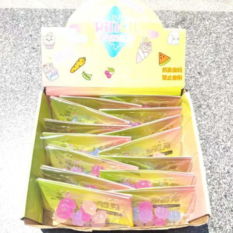 Сквіш липучка Сердечко з мальтози зі зміною кольору (місяць, зірки) 2см, пак. 13*8см арт: KARD4-1